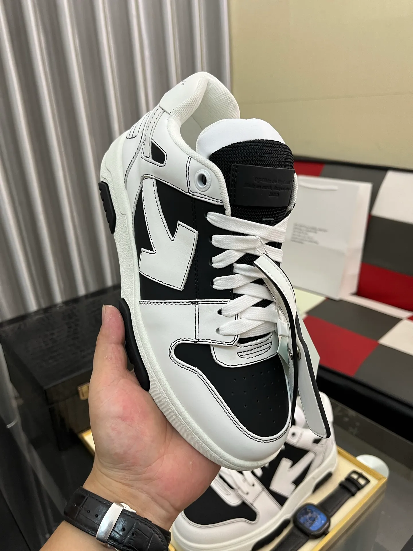 Men's shoes 💰600⌚️⌚️ OFF-White C/O VirGil Abloh fashionable and versatile casual shoes. Exclusive first release of the new model. Made of environmentally friendly cowhide leather and mesh fabric upper material. The insole is embedded with foam cushioning EVA material. The correct midsole is equipped with EVA lightweight cushioning. External tooth nail rubber outsole. The correct accessories can be customized simultaneously. Women's model: 35-40 Men's model: 39-45